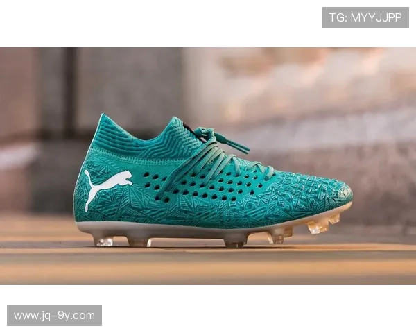 冬季加绒大绒足球鞋让你在寒冷天气中也能保持舒适与高效的运动表现